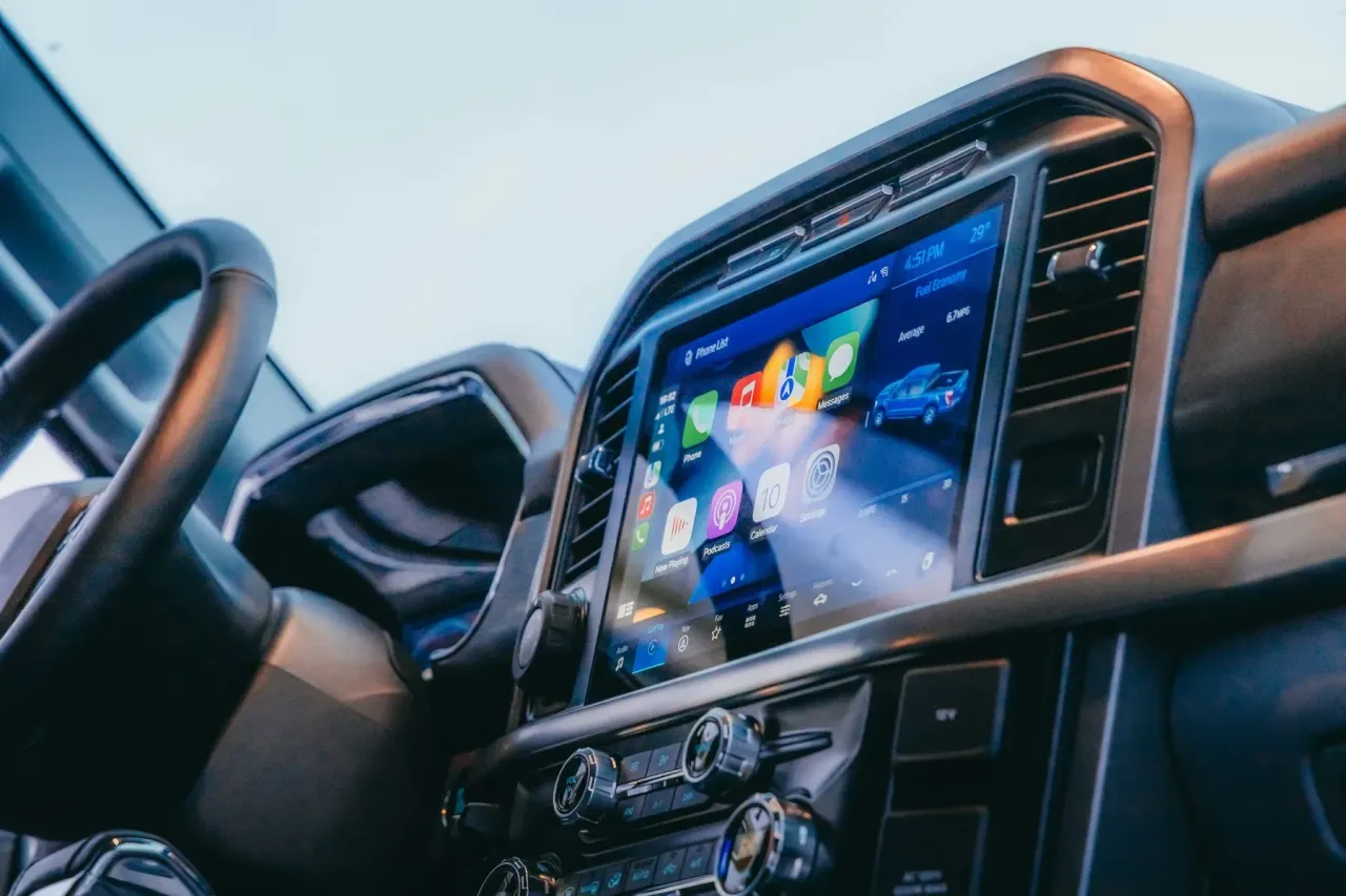 Pantalla táctil de infoentretenimiento instalada en el tablero de una camioneta, con CarPlay en uso